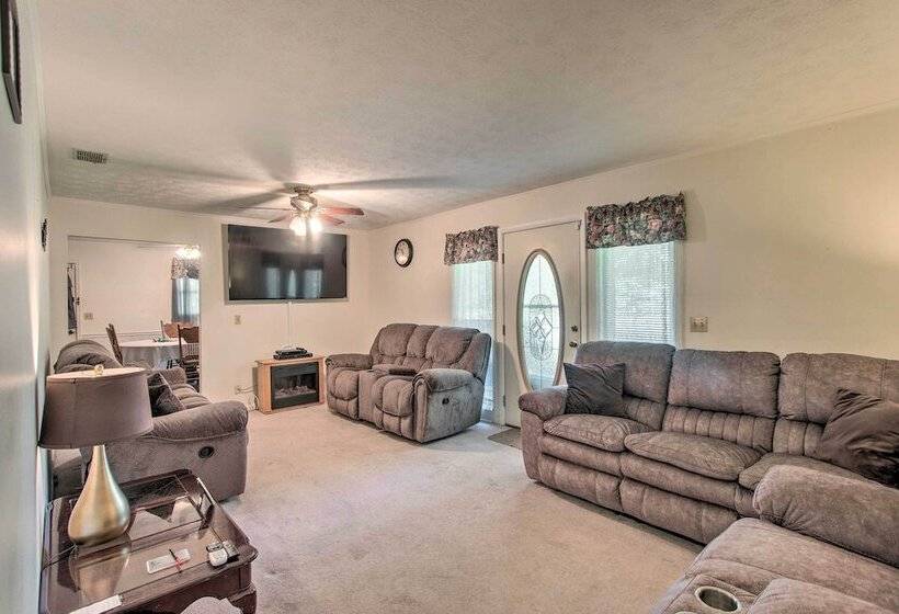 Cozy Waycross House W/ Yard & Screened Patio!