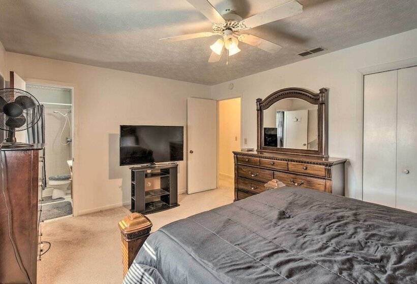 Cozy Waycross House W/ Yard & Screened Patio!