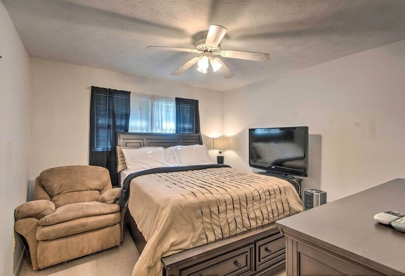 Cozy Waycross House W/ Yard & Screened Patio!