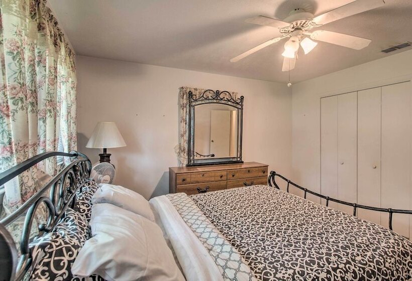 Cozy Waycross House W/ Yard & Screened Patio!