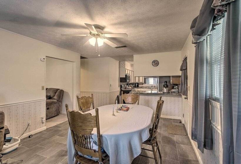 Cozy Waycross House W/ Yard & Screened Patio!