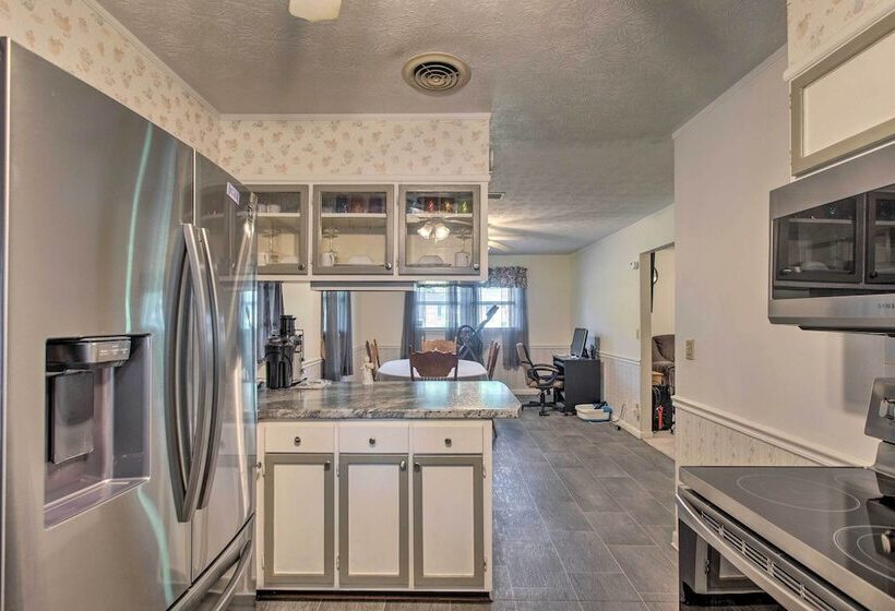 Cozy Waycross House W/ Yard & Screened Patio!