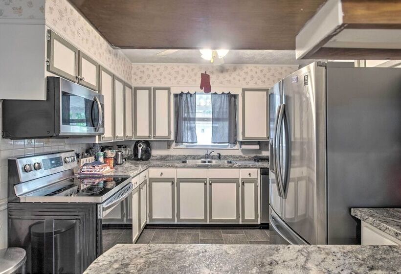 Cozy Waycross House W/ Yard & Screened Patio!