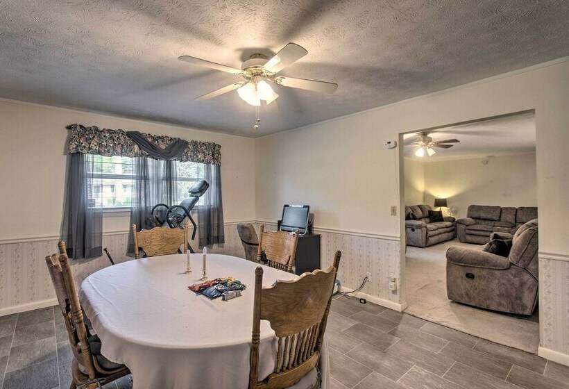 Cozy Waycross House W/ Yard & Screened Patio!