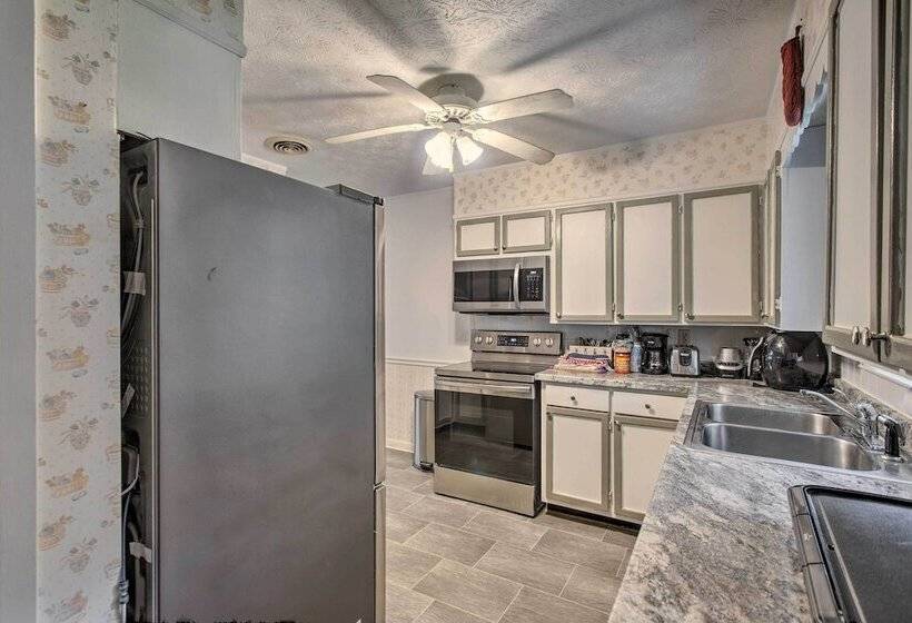 Cozy Waycross House W/ Yard & Screened Patio!