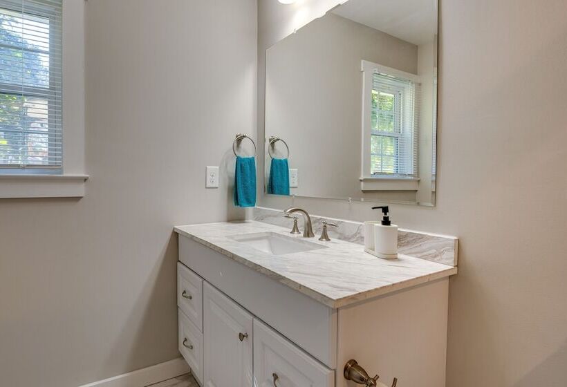 Decatur Home With Deck: 8 Mi To Downtown Atlanta!