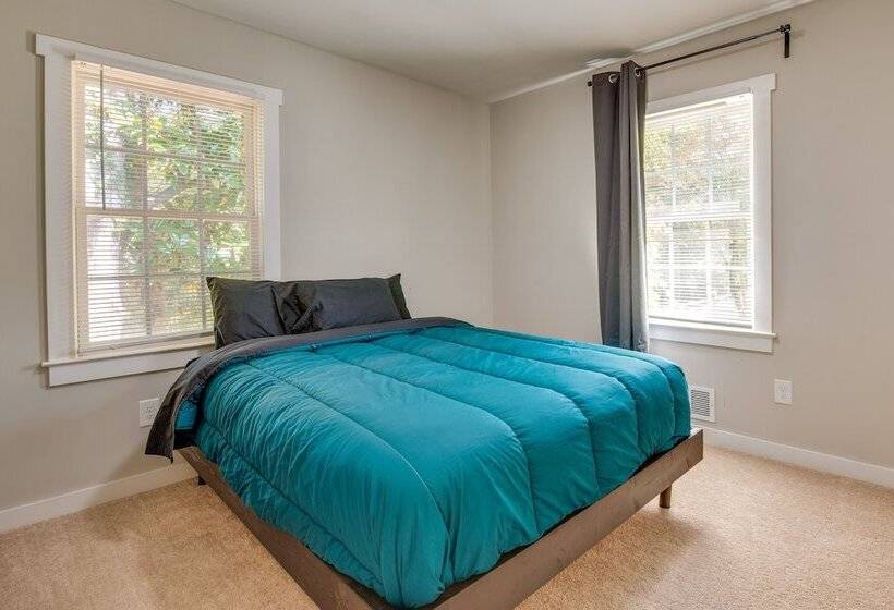 Decatur Home With Deck: 8 Mi To Downtown Atlanta!