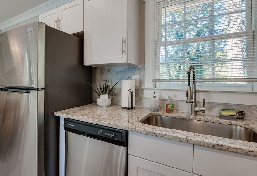 Decatur Home With Deck: 8 Mi To Downtown Atlanta!