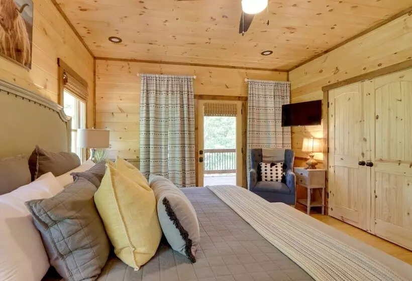 Epworth Family Cabin W/ Hot Tub & Game Room!