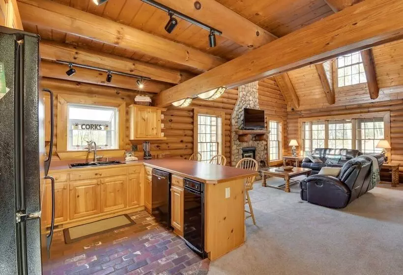 Family Getaway: Georgia Cabin W/ Outdoor Hot Tub