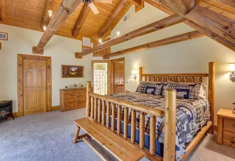 Family Getaway: Georgia Cabin W/ Outdoor Hot Tub