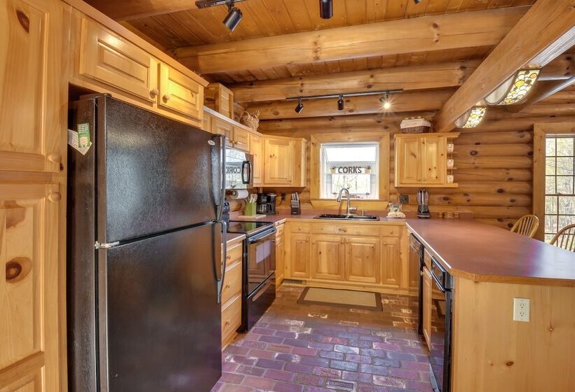 Family Getaway: Georgia Cabin W/ Outdoor Hot Tub