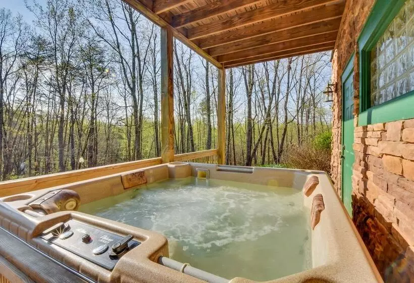 Family Getaway: Georgia Cabin W/ Outdoor Hot Tub