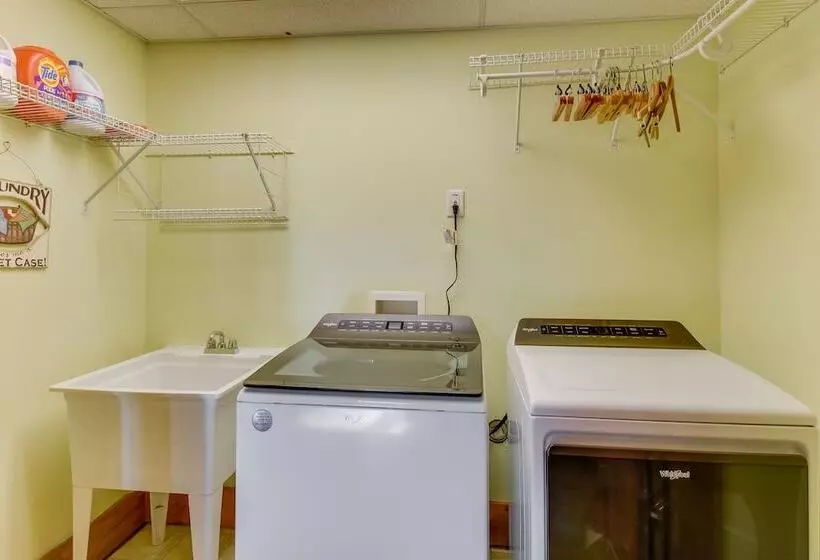 Family Getaway: Georgia Cabin W/ Outdoor Hot Tub