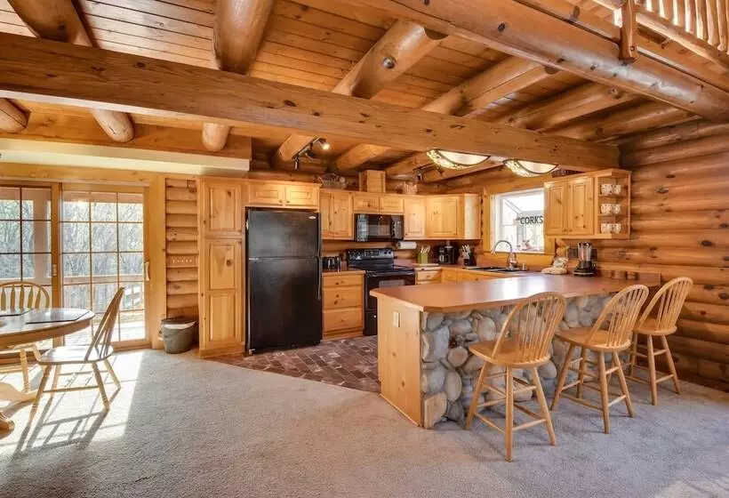 Family Getaway: Georgia Cabin W/ Outdoor Hot Tub