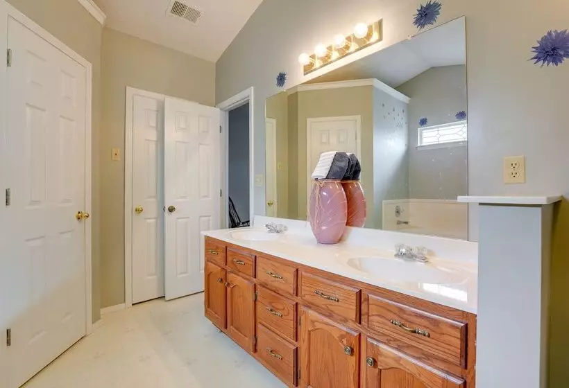 Horn Lake Home W/ Yard: 8 Mi To Graceland!