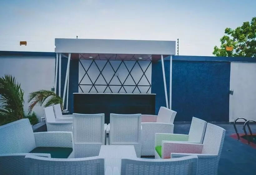 James Court Hotel & Luxury Apartments