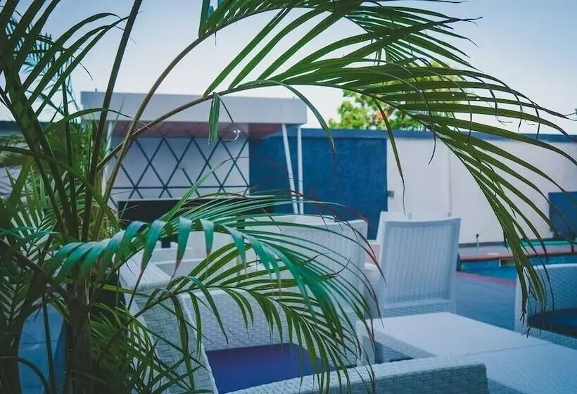 James Court Hotel & Luxury Apartments