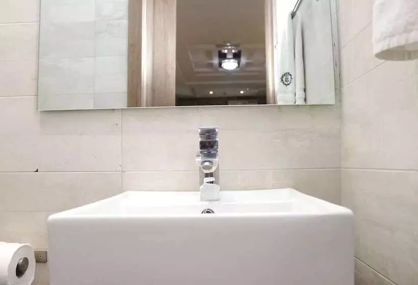 James Court Hotel & Luxury Apartments