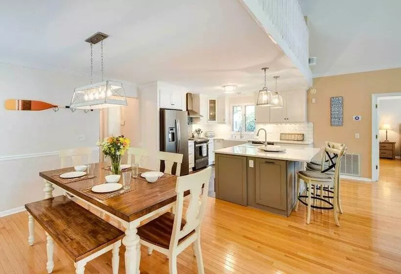 Lake Hartwell Home W/ Private Dock & Hot Tub!