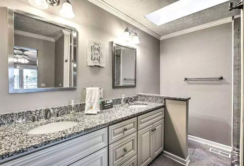 Lake Hartwell Home W/ Private Dock & Hot Tub!