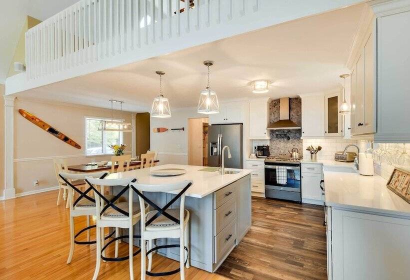 Lake Hartwell Home W/ Private Dock & Hot Tub!