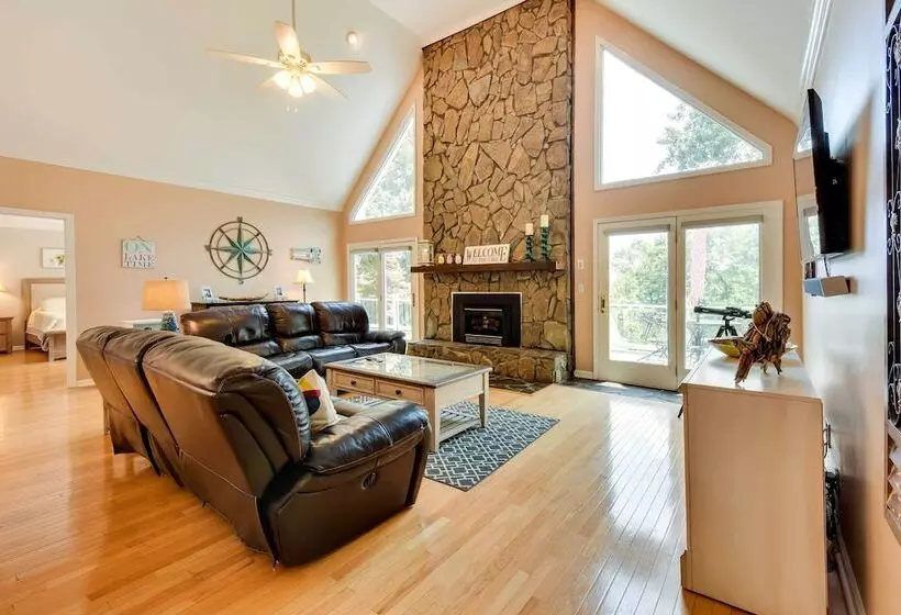 Lake Hartwell Home W/ Private Dock & Hot Tub!