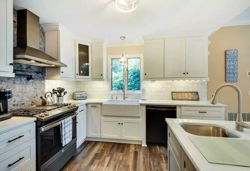 Lake Hartwell Home W/ Private Dock & Hot Tub!