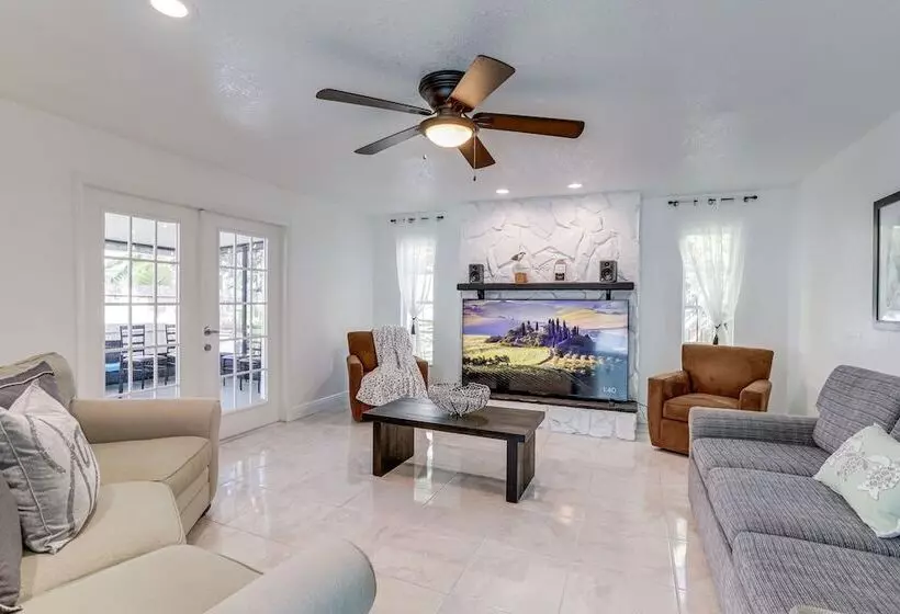 Largo Family Oasis: Private Pool & Hot Tub!