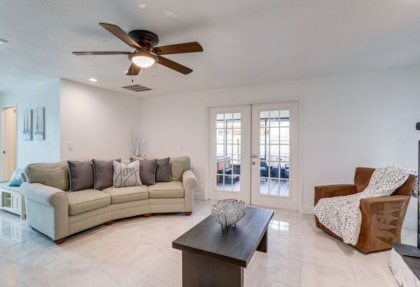 Largo Family Oasis: Private Pool & Hot Tub!