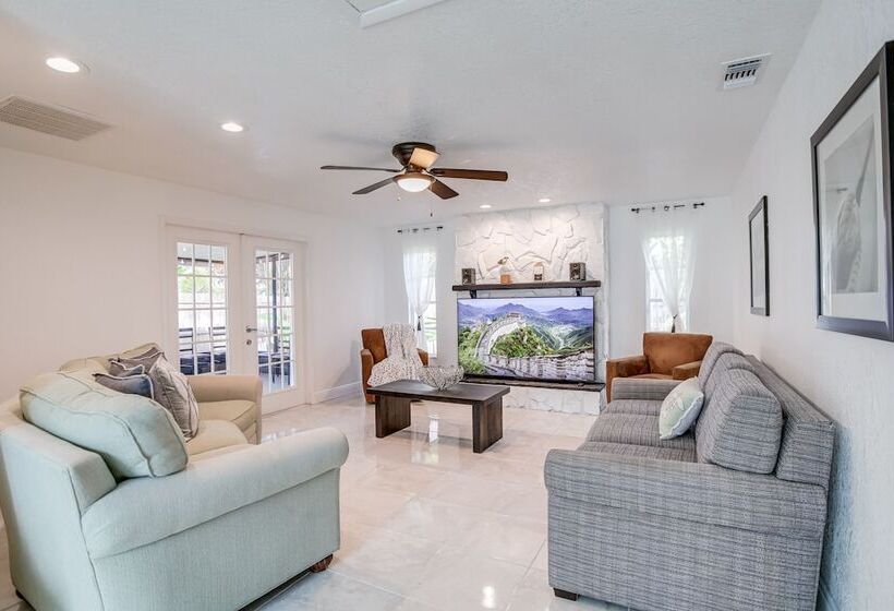 Largo Family Oasis: Private Pool & Hot Tub!