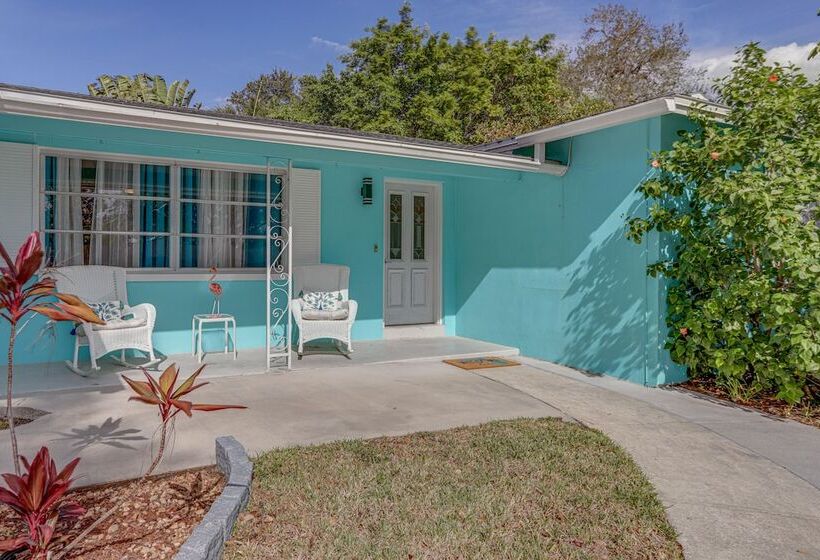 Largo Family Oasis: Private Pool & Hot Tub!