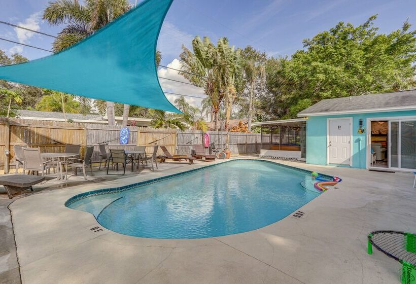 Largo Family Oasis: Private Pool & Hot Tub!