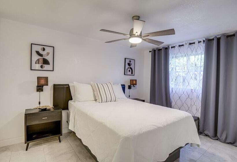 Largo Family Oasis: Private Pool & Hot Tub!