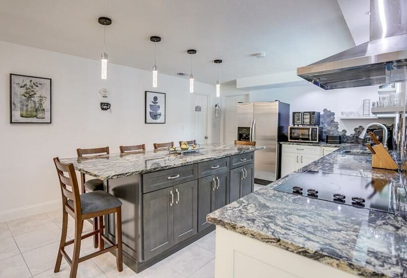 Largo Family Oasis: Private Pool & Hot Tub!