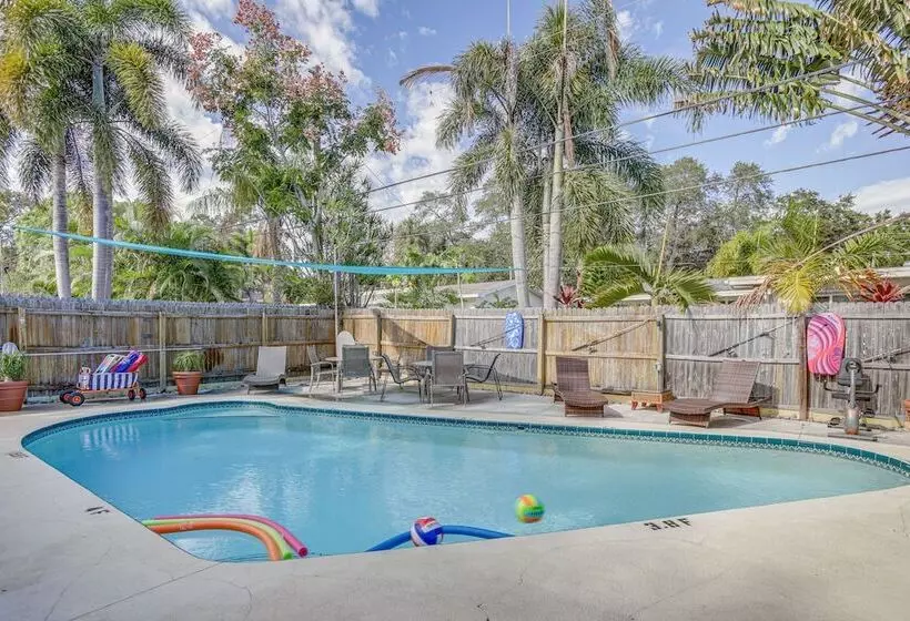 Largo Family Oasis: Private Pool & Hot Tub!