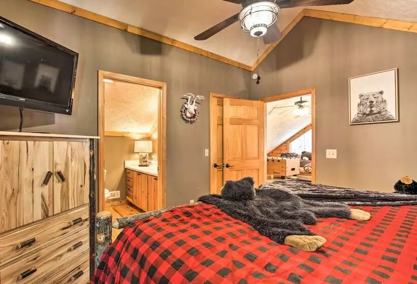 Luxe Fightingtown Creek Cabin: 2 King Suites & Spa