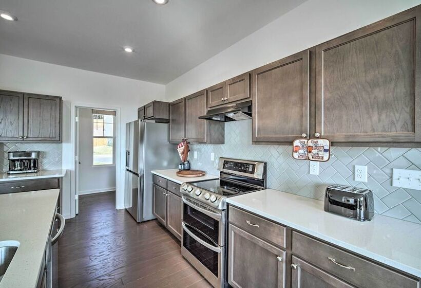 Modern Canton Home: 10 Mi To Lake Allatoona!