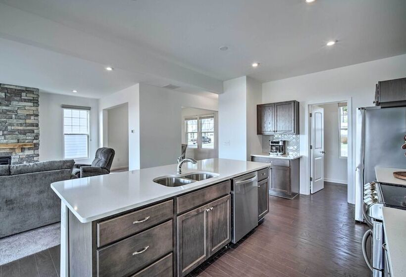 Modern Canton Home: 10 Mi To Lake Allatoona!