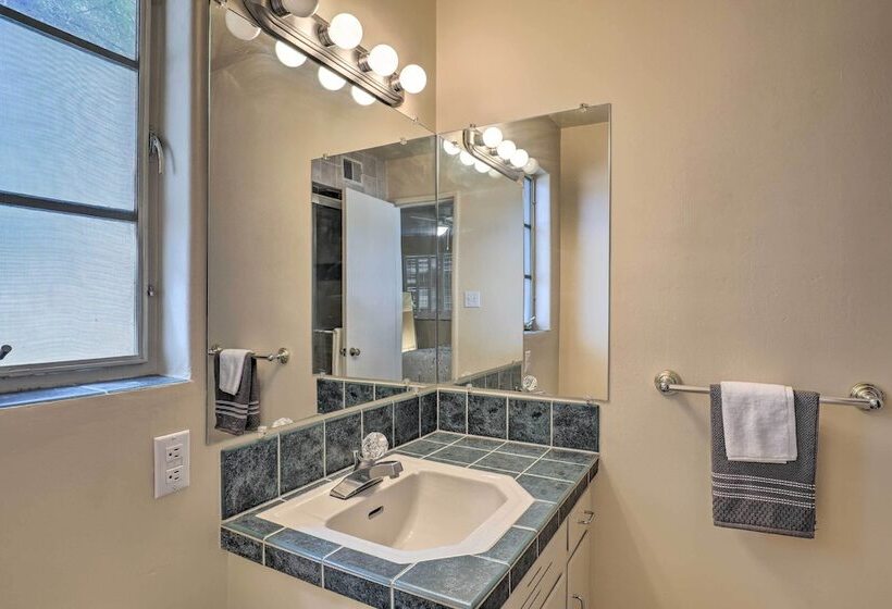 Pet Friendly Home, 4 Miles To U Of A Campus