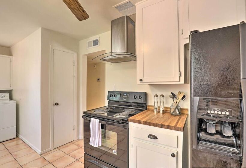 Pet Friendly Home, 4 Miles To U Of A Campus