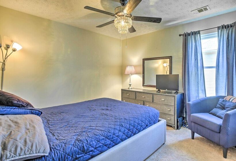 Pet Friendly Home W/ Yard ~ 15 Mi To Atlanta!