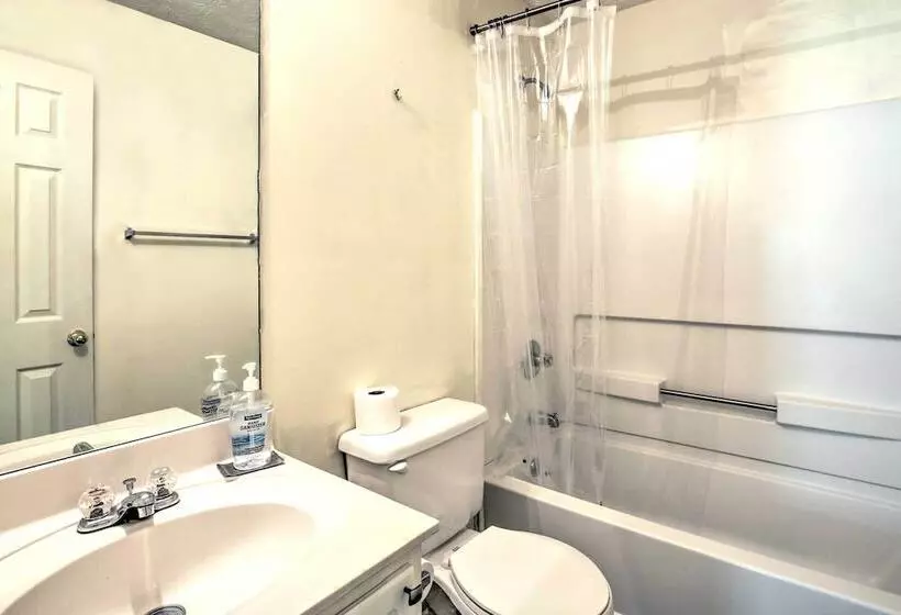 Pet Friendly Home W/ Yard ~ 15 Mi To Atlanta!