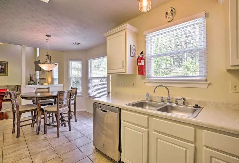 Pet Friendly Home W/ Yard ~ 15 Mi To Atlanta!