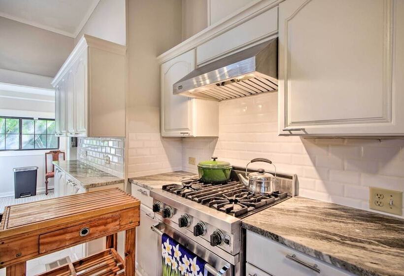 Pet Friendly Natchez Home: Walk To Downtown!