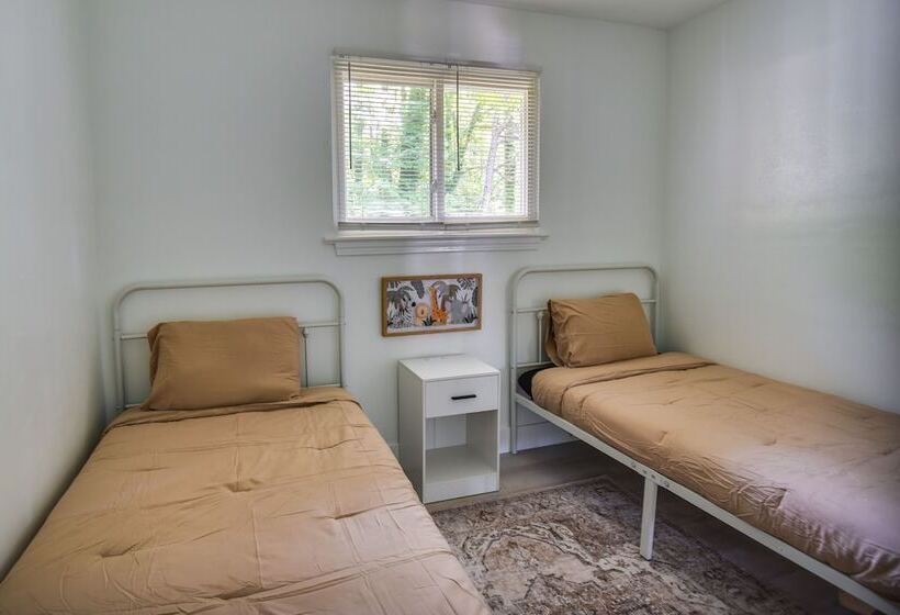 Pet Friendly Norfolk Retreat ~ 7 Mi To Beach!