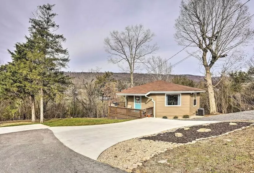 Picturesque Cottage In The Heart Of Trenton!