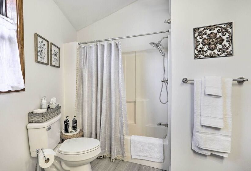 Picturesque Cottage In The Heart Of Trenton!