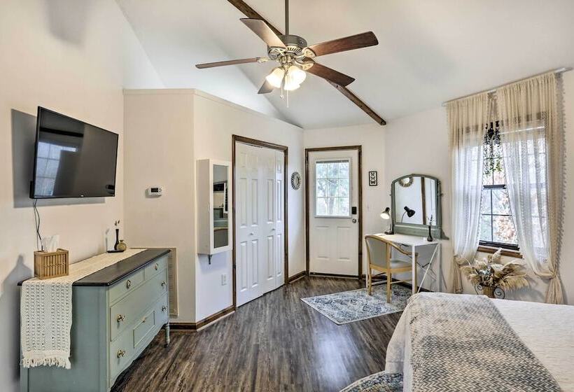 Picturesque Cottage In The Heart Of Trenton!