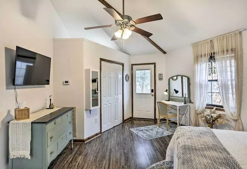 Picturesque Cottage In The Heart Of Trenton!